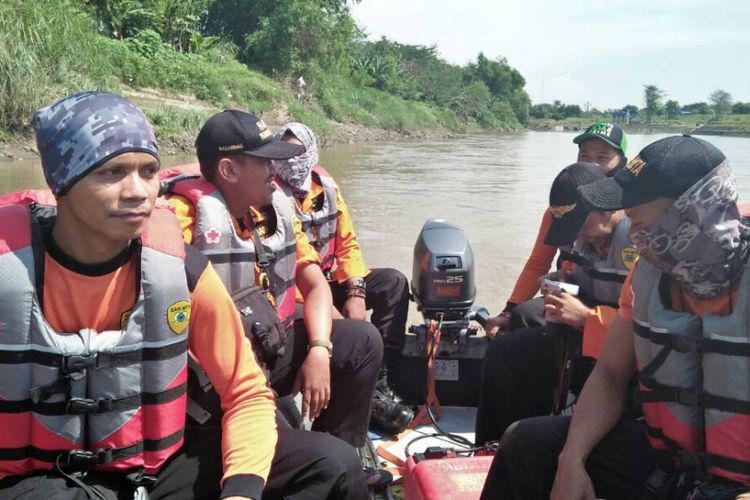 Tim Sar melakukan penyisiran di sungai Bengawan Solo, Sabtu (3/6/2017)