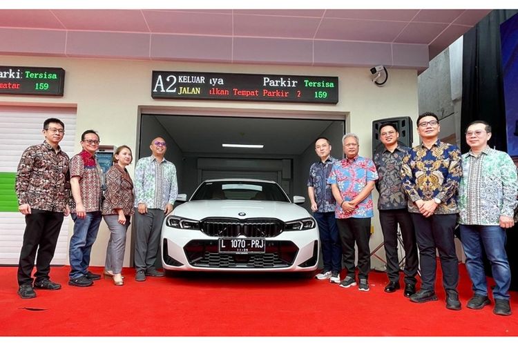 Para perwakilan Mayapada Hospital Surabaya dan mitra strategis BMW Astra serta komunitas mobil BMWCCI meninjau area operasional Automated Vertical Parking yang siap mendukung kelancaran mobilitas dan pengalaman kunjungan pasien. 
