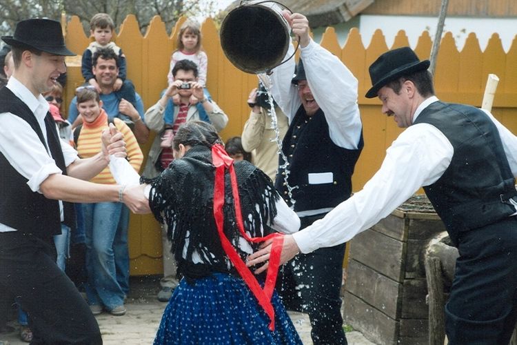 Tradisi paskah Locsolkodás di Hungaria