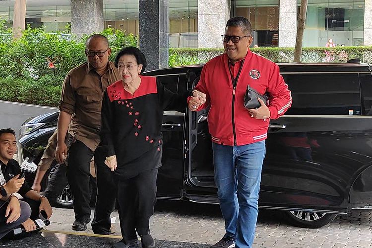 Ketua Umum PDI-P Megawati Soekarnoputri tiba di Gedung High End, Kebon Sirih, Jakarta Pusat, didampingi oleh Sekjen PDI-P Hasto Kristiyanto, Kamis (15/2/2024).