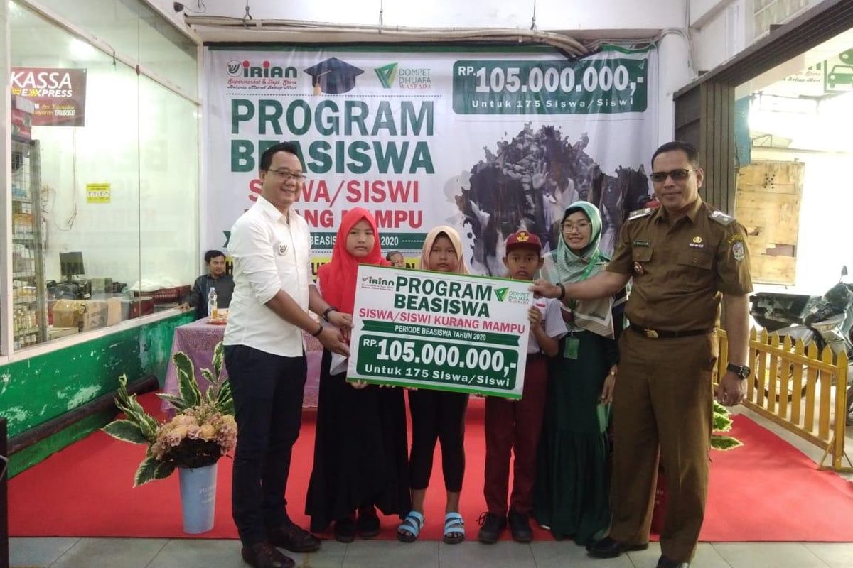 Serah terima dan simbolisasi pemberian beasiswa kepada anak-anak dhuafa, buah kerja sama Dompet Dhuafa dan Irian Supermarket.
