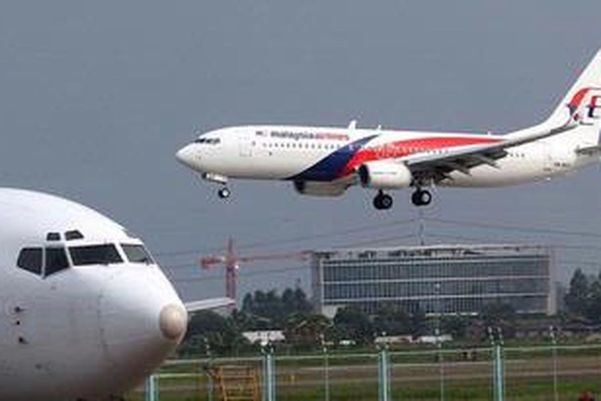 Pesawat Malaysia Airlines mendarat di Bandara Soekarno-Hatta, Tangerang, Banten, Minggu (26/5/2013).