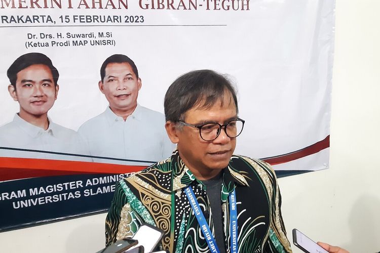 Ketua Prodi MAP Unisri Solo Suwardi dalam konferensi pers hasil survei IKM tahun kedua Pemerintahan Gibran-Teguh di Kampus Unisri Solo, Jawa Tengah, Rabu (15/2/2023).