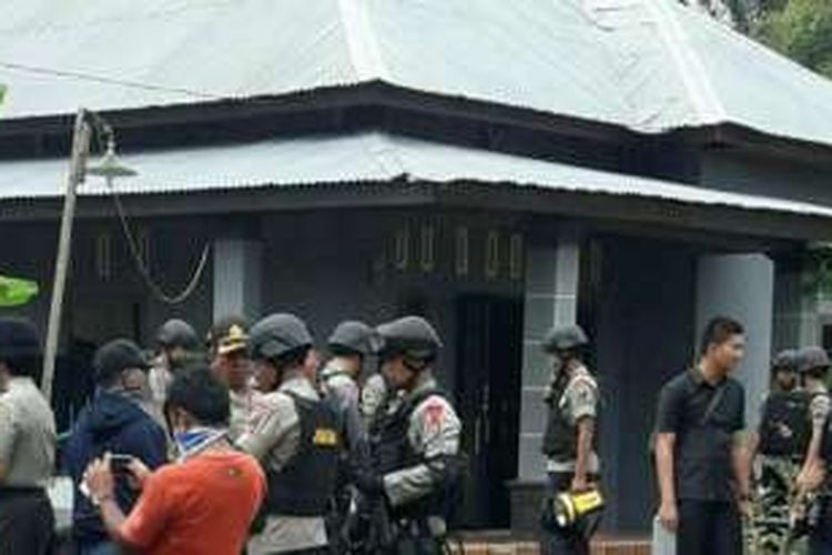 Rumah orangtua Syafii di Deli Serdang saat Syafii, terduga teroris, diamankan, Rabu (21/12/2016).