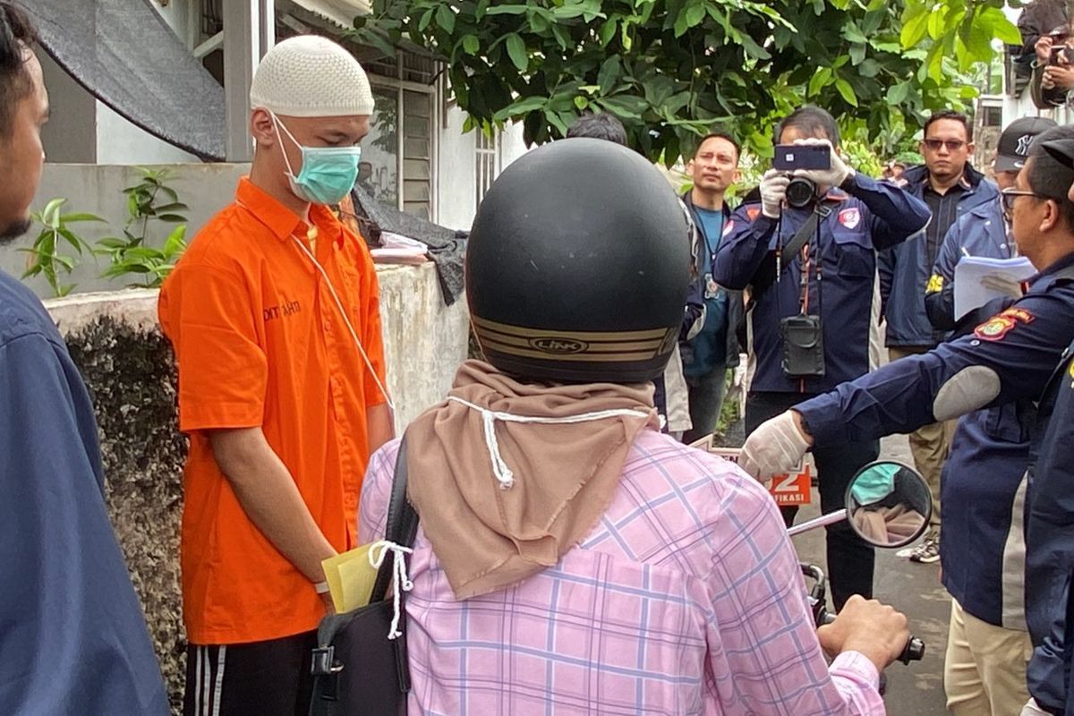 Argiyan Arbirama, tersangka kasus pembunuhan seorang mahasiswi di kontrakan di Sukmajaya, Depok sedang melakukan rekonstruksi adegan di Tempat Kejadian Perkara (TKP), Selasa (23/1/2024).