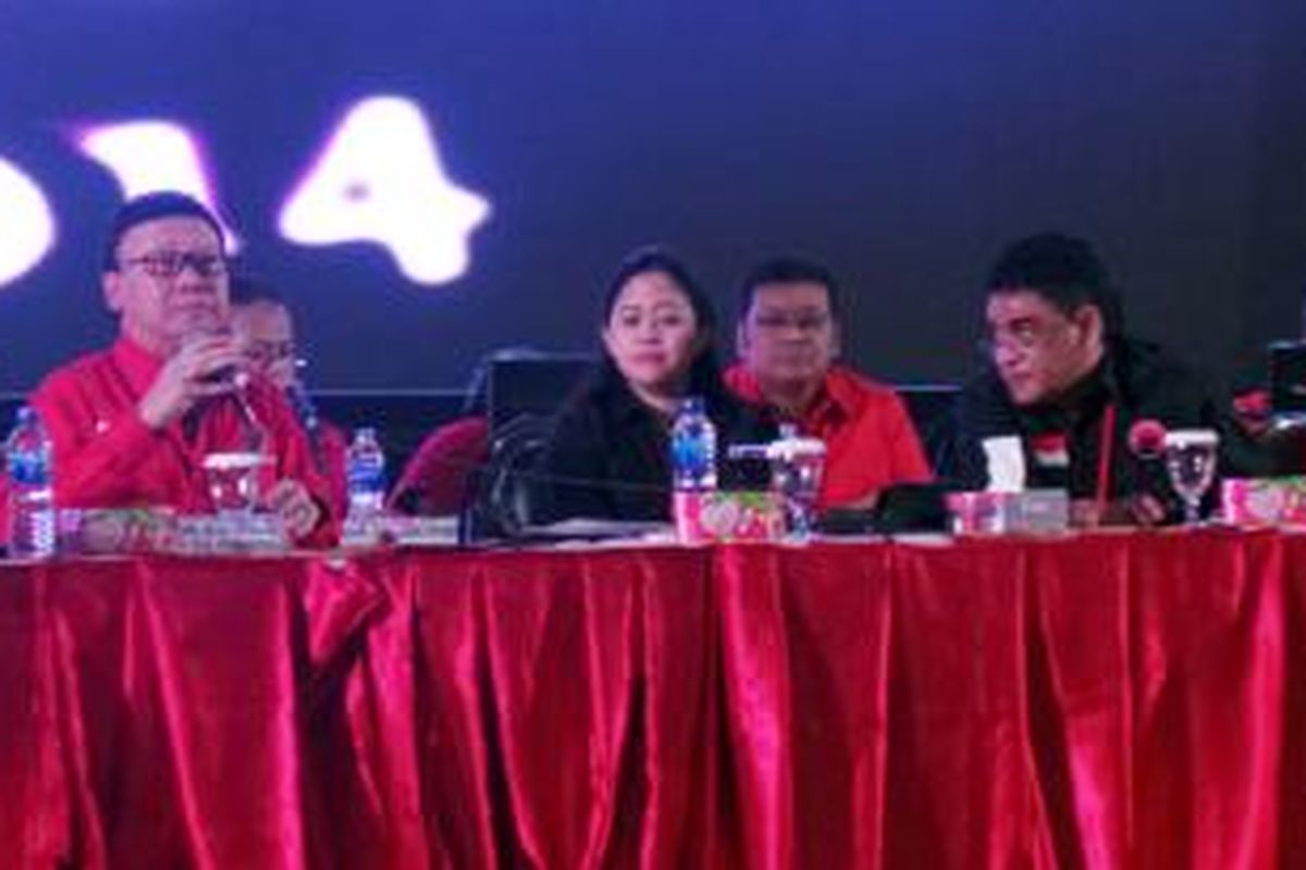 Sekjen PDIP Tjahjo Kumolo bersama Ketua DPP PDIP Puan Maharani dan Ketua Steering Commitee Rakernas IV PDI-P Andreas Hugo Pareira di Semarang, Jawa Tengah, Sabtu (20/9/2014). 