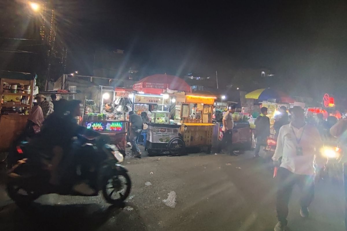 Para pedagang kaki lima (PKL) berjualan di sisi utara Plaza Indonesia atau tepat di belakang Mal Grand Indonesia, Senin (16/1/2023) malam.