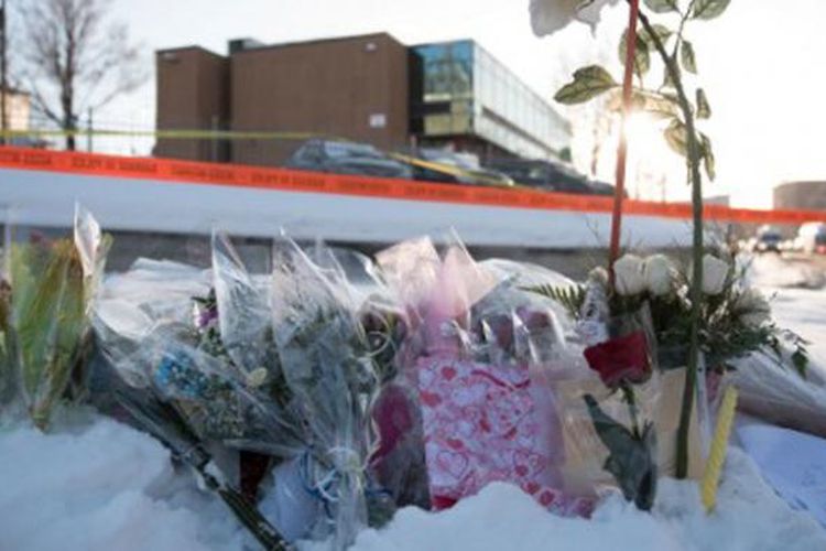 Karangan bunga diletakkan di depan masjid di komplek pusat kebudayaan Muslim di Kota Quebec, Kanada, menyusul aksi penyerangan teroris yang menewaskan enam jemaah dan melukai belasan lainya, Senin WIB (30/1/2017).  