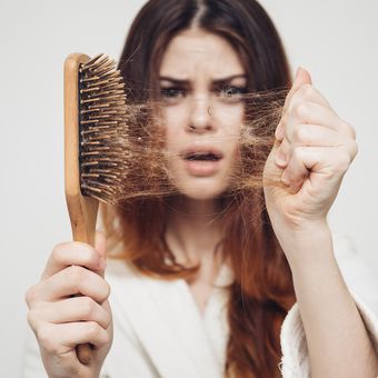 Rambut rontok bisa disebabkan karena tubuh tak mendapatkan asupan gizi yang cukup. Kondisi ini salah satunya bisa terjadi sebagai gejala kekurangan biotin atau kekurangan vitamin B7.