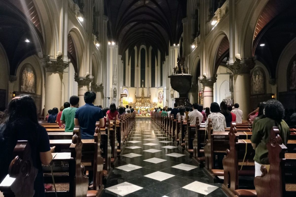 Sejumlah warga mengikuti ibadah misa malam Natal 2021 secara terbatas di Gereja Katedral, Jakarta Pusat, Jumat (24/12/2021).