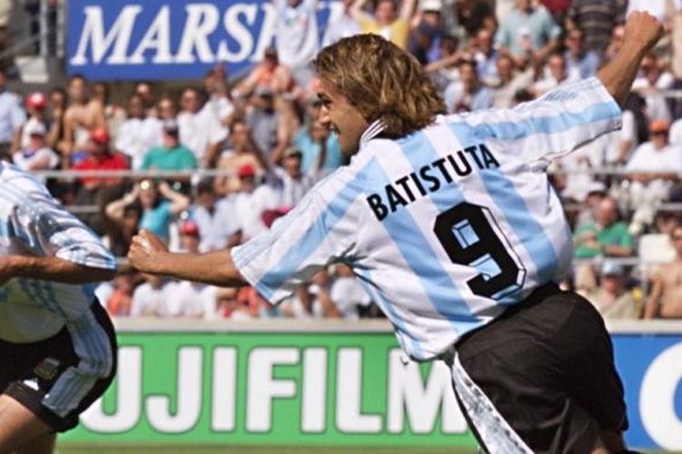 Gabriel Batistuta merayakan gol Argentina ke gawang Belanda pada partai Piala Dunia 1998 di Stadion Velodrome, 4 Juli 1998. Kabar terkini, Gabriel Batistuta dicalonkan sebagai walikota Firenze.
