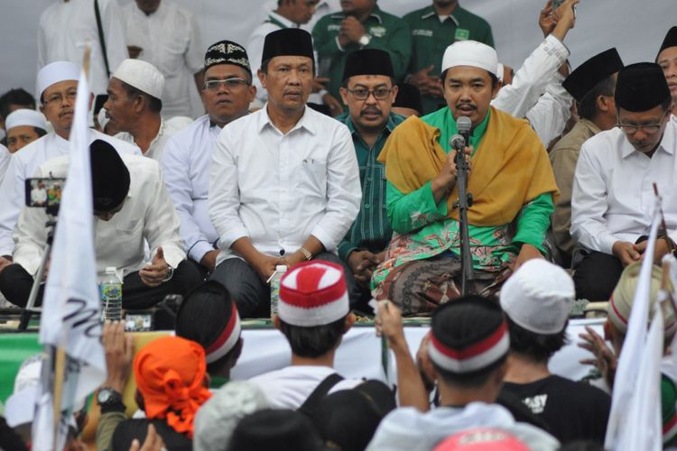 Ulama asal Kabupaten Situbondo, KHR Muhammad Kholil As?ad Syamsul Arifin saat acara deklarasi pasangan calon bupati dan wakil bupati Bondowoso, Ahmad Dhafir- Hidayat, Minggu (4/2/2018).