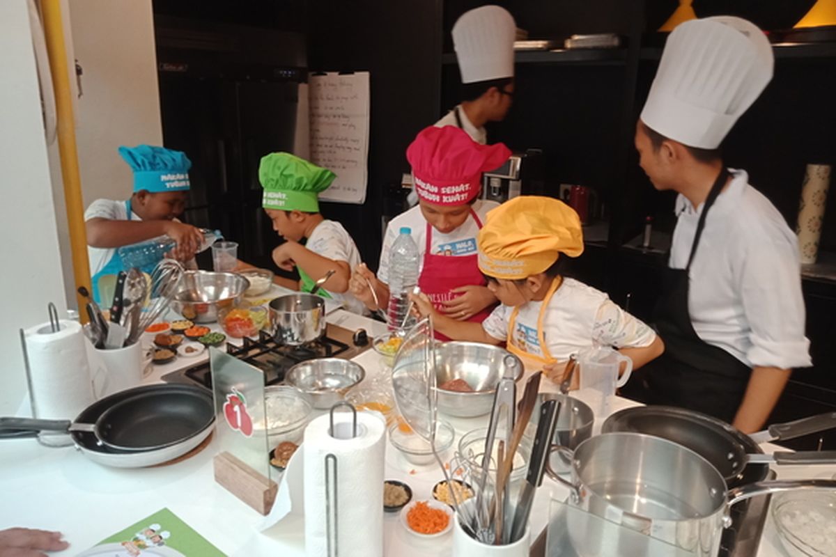 Keseruan anak-anak Sekolah Dasar belajar memasak bersama Nestle dan Association of Culinary Professionals Indonesia (ACPI).