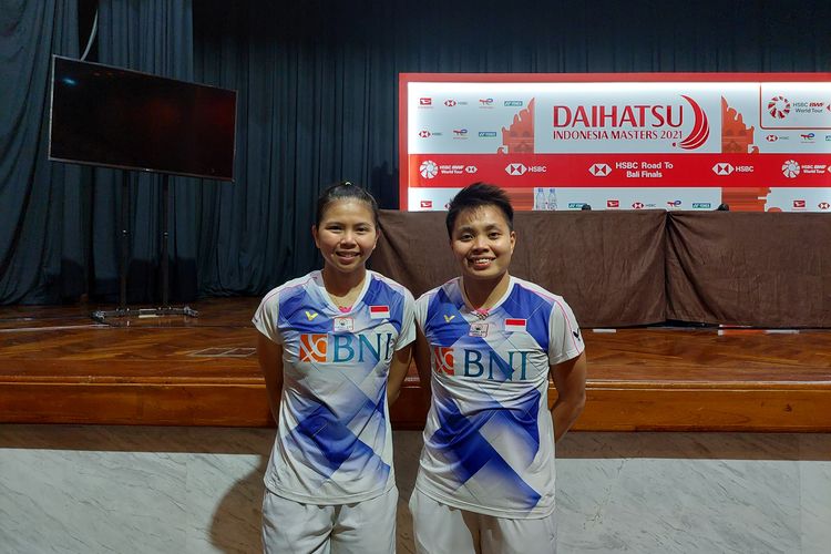 Greysia Polii/Apriyani Rahayu usai diwawancara oleh media setelah menyelesaikan pertandingan perempat final Indonesia Masters 2021 di Bali International Convention Centre, Jumat (19/11/2021).