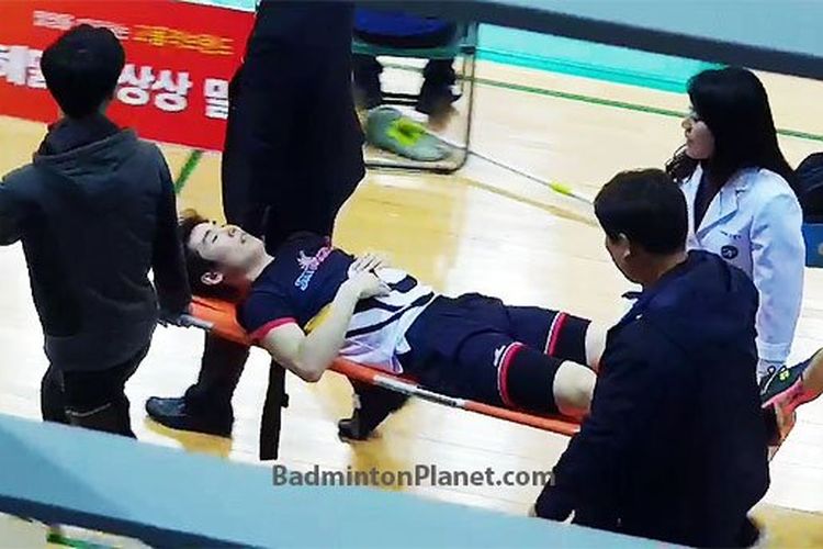 Pebulu tangkis tunggal putra Korea Selatan, Son Wan-ho, terpaksa ditandu ke luar lapangan setelah mengalami cedera tendon achilles.