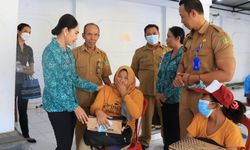 Bekerja Sama dengan TP PKK, Pemkab Jembrana Salurkan 15,1 Ton Beras Bansos