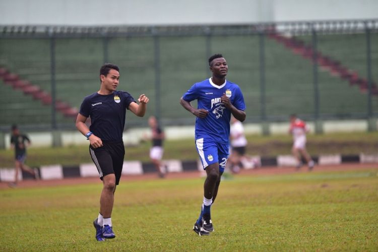 Pemain baru Persib Bandung, Ezechiel NDouassel, saat menjalani latihan perdananya bersama Persib di Stadion Siliwangi, Selasa (8/8/2017).