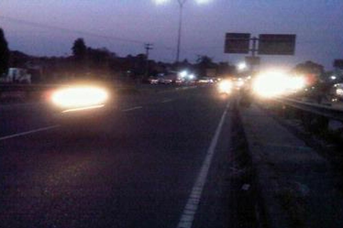 Arus lalu-lintas ramai lancar di pintu masuk tol Palimanan-Kanci dari Tegalkarang, Cirebon, Jawa Barat, Kamis (16/8/2012). Jalur kiri diperuntukkan bagi sepeda motor, sedangkan jalur kanan bagi mobil yang akan masuk ke Tol Palikanci. 