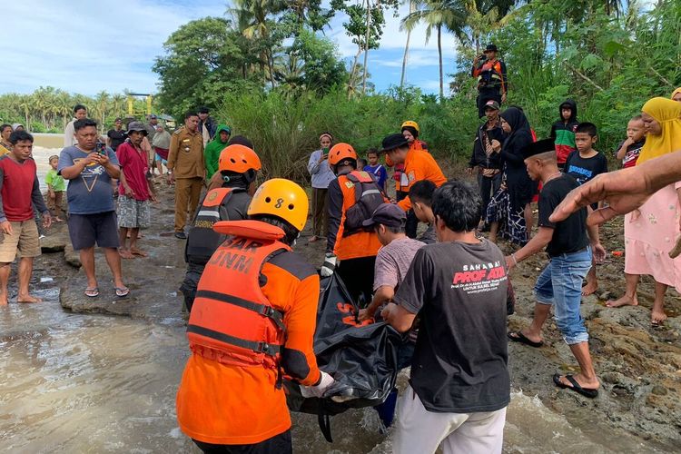 Tim SAR gabungan sedang mengevakuasi jasad seorang remaja yang hilang terseret arus sungai bendungan Kalakkara, Kabupaten Jeneponto, Sulawesi Selatan. Senin, (12/2/2024).