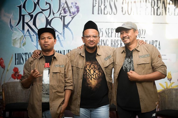 Anas Syahrul Alimi, Bakkar Wibowo, dan Ahmad Sobirin mengumumkan perubahan-perubahan terbaru yang ada dalam JogjaROCKarta Festival 2022.