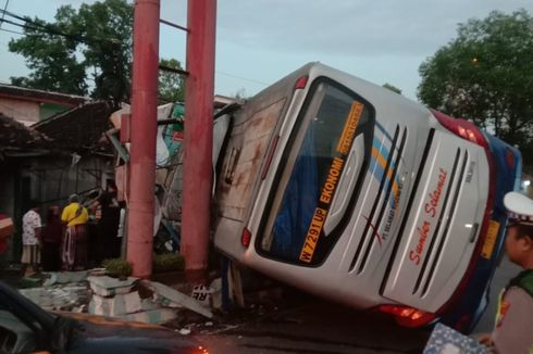 Detik-detik Bus Sumber Selamat Tabrak Mobil dan Hantam Pos Polisi di Ngawi, 2 Penumpang Terluka