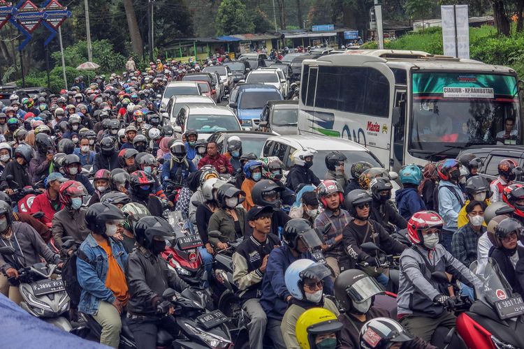 Kendaraan antre di jalur wisata Puncak, Cisarua, Kabupaten Bogor, Jawa Barat, Rabu (4/5/2022). Tingginya volume kendaraan wisatawan di jalur wisata Puncak Bogor menyebabkan terjadinya kepadatan di sejumlah titik sehingga Satalntas Polres Bogor memberlakukan sistem satu arah untuk mengurainya.