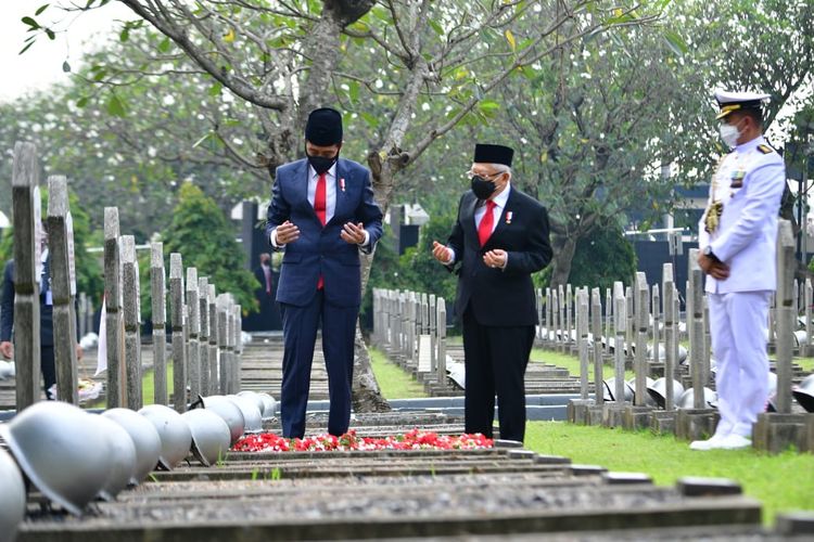 Presiden Jokowi dan Wapres Maruf Amin saat berziarah ke makam pahlawan saat memperingati Hari Pahlawan 2020, Selasa (10/11/2020)