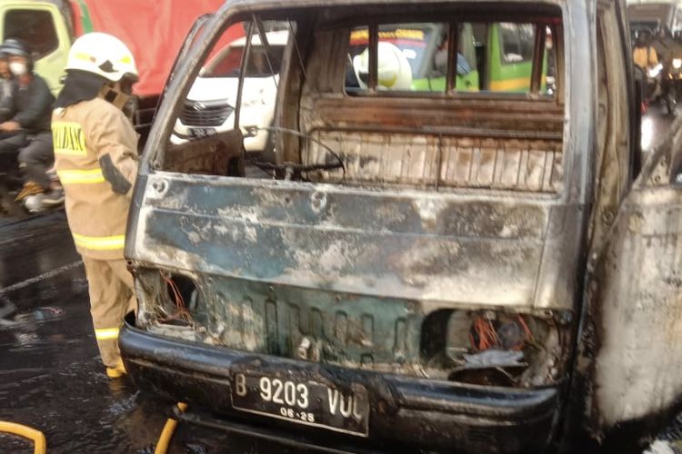 Sebuah mobil pickup dengan nomor polisi B 9203 VUC hangus terbakar di Jalan Daan Mogot, Rawa Buaya, Cengkareng, Jakarta Barat, Sabtu (10/6/2023).