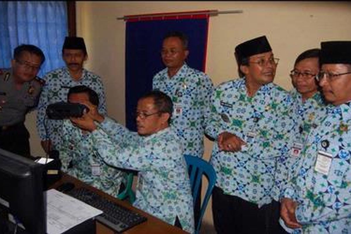 Inilah para petugas perekaman data E-KTP di Kabupaten Banjarnegara, Jawa Tengah.