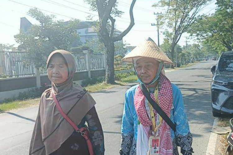 Tolak Bujukan Petugas, Jemaah Haji 66 Tahun Pulang Jalan Kaki dari Donohudan ke Semarang demi Nazar
