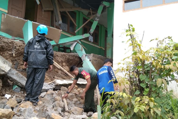 Bangunan SDN 3 Alas Tengah di Kecamatan Sumbermalang, Kabupaten Situbondo, Provinsi Jawa Timur terdampak longsor pada Senin (18/3/2024).