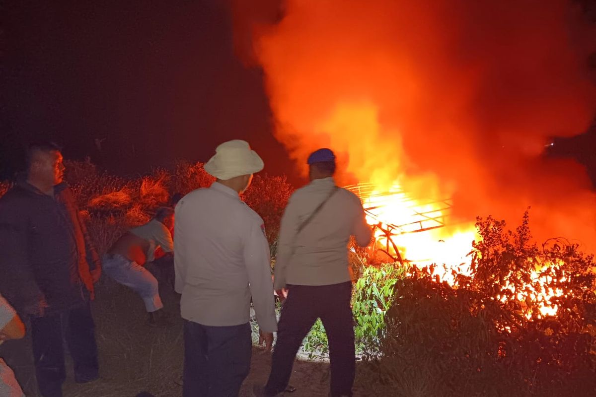Penampakan kapal misterius tiba tiba terbakar di Kabupaten Sergai, Sumatera Utara, Jumat (21/3/2025) malam. 