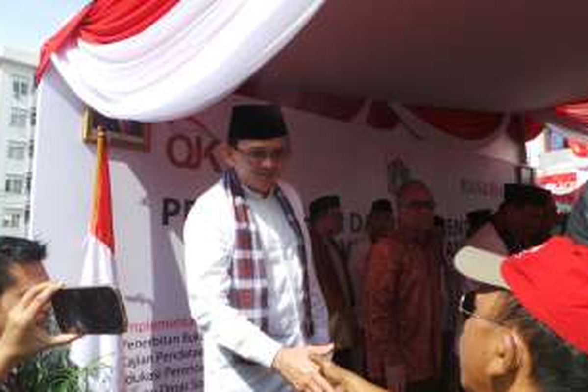 Gubernur DKI Jakarta Basuki Tjahaja Purnama saat menyapa penghuni Rusunawa Pesakih, Daan Mogot, Jakarta Barat, Kamis (25/8/2016).