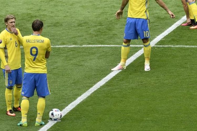 Pemain Swedia hendak melakukan kick-off pada laga Piala Eropa 2016 di Saint-Denis, Perancis, pada Senin (13/6/2016) waktu setempat.