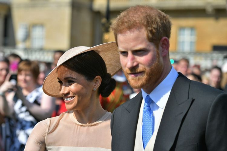 Pangeran Harry, Duke of Sussex (R), dan istrinya, Meghan, Duchess of Sussex, saat menghadiri ulang tahun ke 70 Prince of Wales  di Buckingham Palace, London 22 Mei 2018.
AFP PHOTO / POOL / Dominic Lipinski