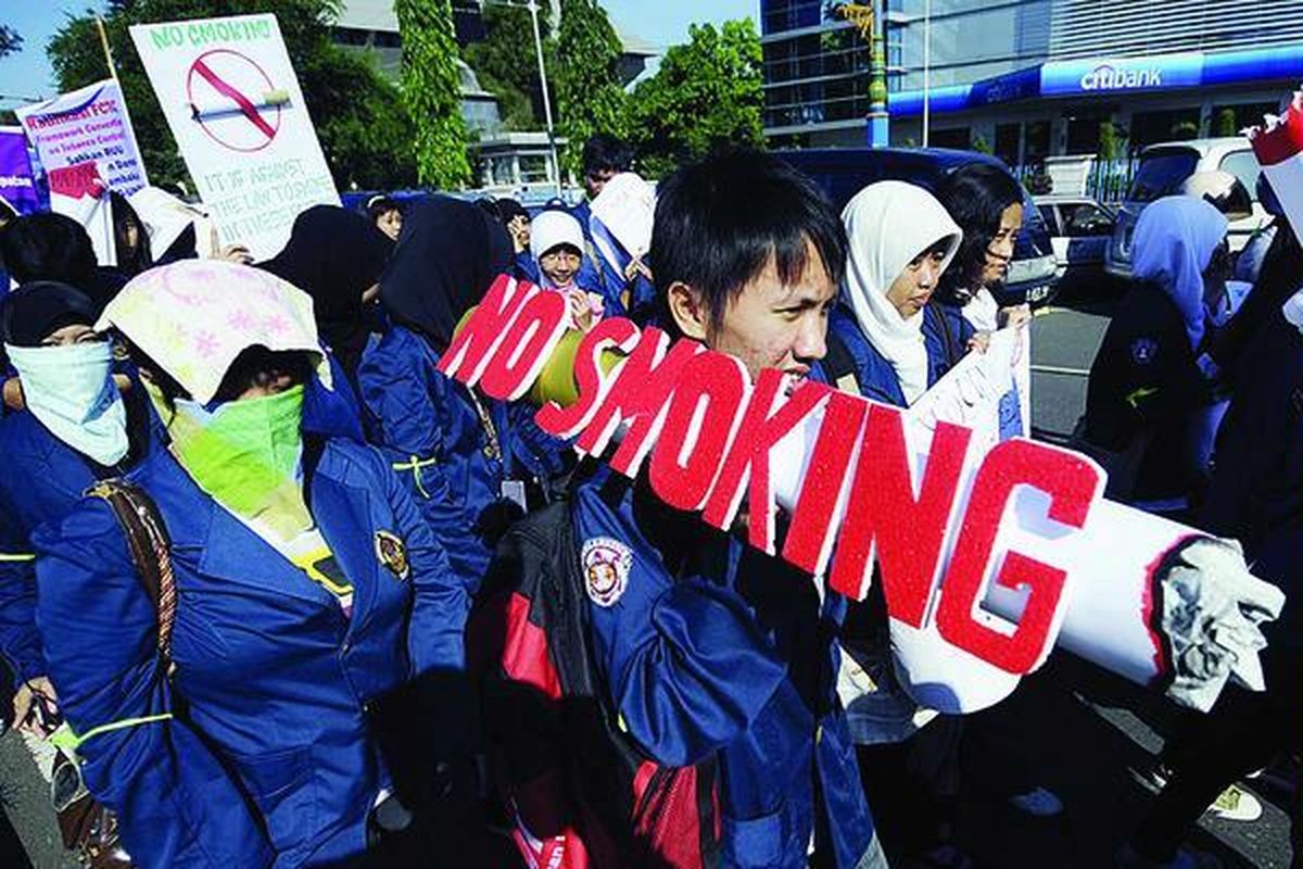 Dengan membawa spanduk dan poster, peserta aksi damai   Hari Tanpa Tembakau Sedunia melintas di Jalan Pahlawan, Kota Semarang, Jawa Tengah, akhir Mei lalu. Untuk hidup yang lebih sehat, peserta aksi damai menyerukan kepada masyarakat untuk berhenti merokok.
