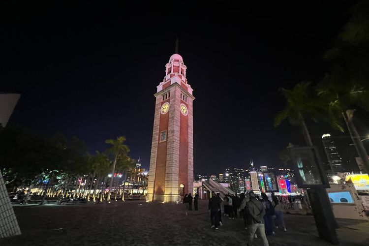 Former Kowloon-Canton Railway Clock Tower di Kowloon Public Pier, Kawasan Pelabuhan Victoria, Hong Kong.