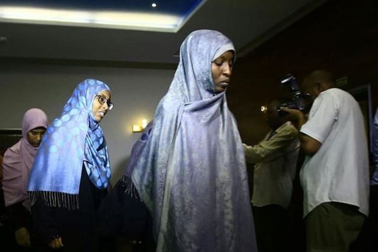 Agen keamanan Sudan membawa pulang 7 perempuan anggota ISIS di Libya dan tiba di Khartoum, Sudan, Rabu (4/3/2018). (AFP/Ashraf Shazly)