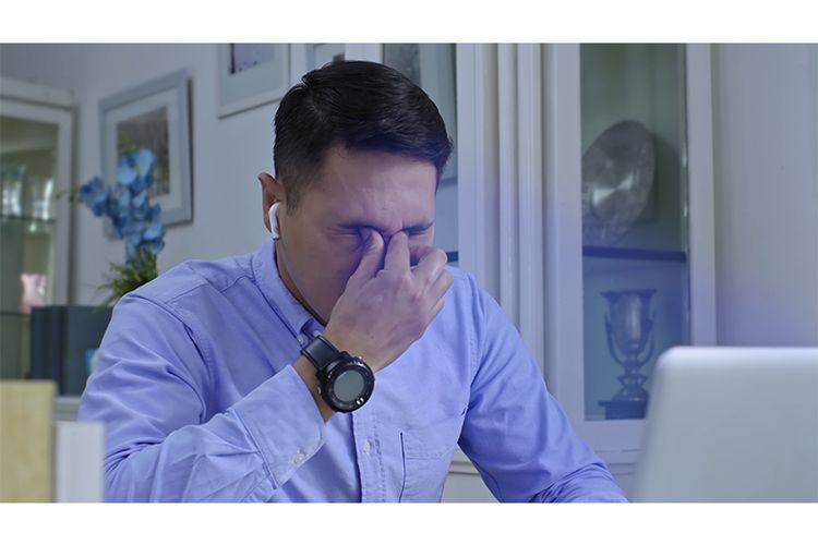 Ilustrasi karyawan terkena CVS karena terlalu lama di depan laptop 