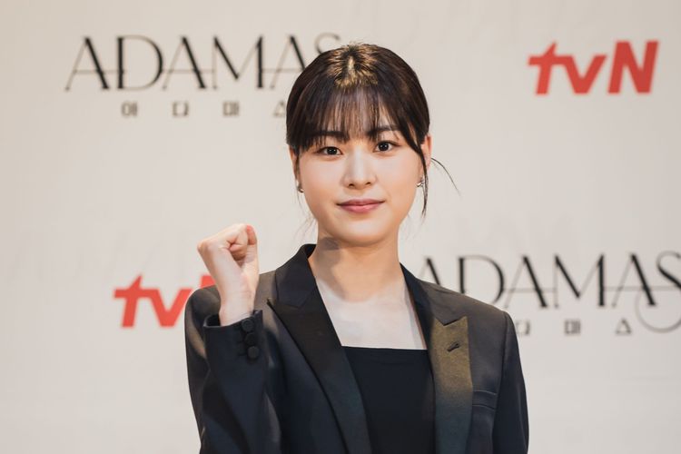 Aktris Lee Soo Kyung usai konferensi pers virtual drama Korea Adamas, Selasa (26/7/2022).
