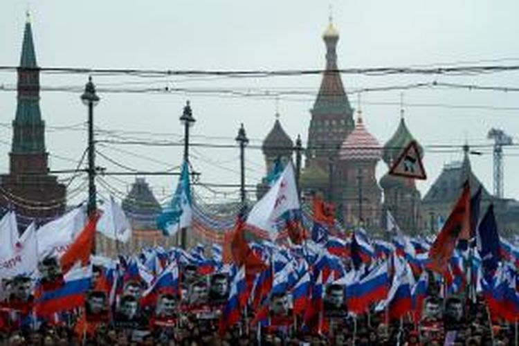 Ratusan ribu orang berkumpul di pusat kota Moskwa untuk memprotes pembunuhan tokoh oposisi Rusia, Boris Nemtsov, Minggu (1/3/2015).