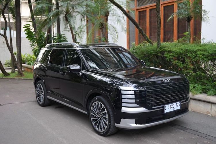 Tampilan maskulin Hyundai Palisade Hybrid varian Calligraphy AWD terlihat dari grille besar, DRL LED horizontal, dan pelek 21 inci yang mempertegas kesan SUV premium.