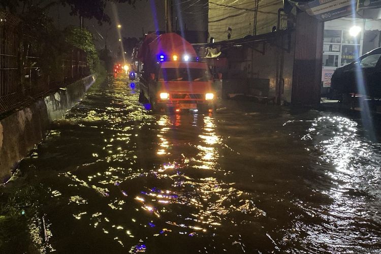 Jalan Semampir, Surabaya, yang dilanda banjir usai hujan 5 jam, Selasa (24/12/2024).