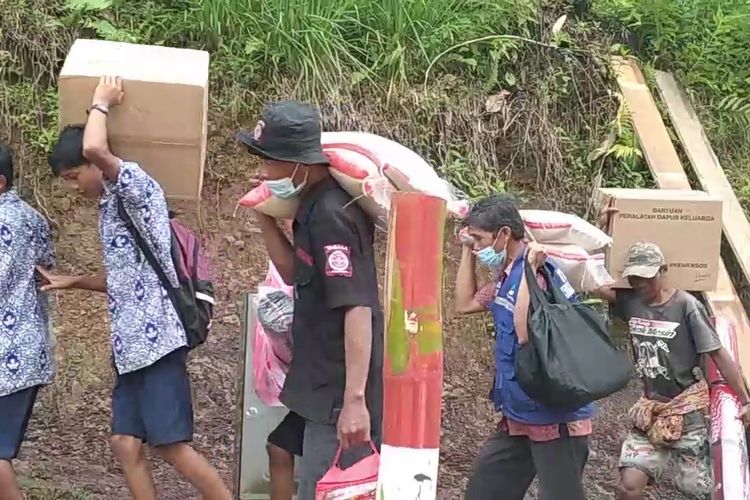Warga yang terdampak longsor di Dusun Buntu Karua, Lembang Karua, Kecamatan Balusu, Toraja Utara, Sulawesi Selatan, beberapa di antaranya diungsikan ke gedung sekolah SMP Satap Balusu dan ke rumah?rumah warga yang posisinya aman dari terjangan bencana longsor susulan, Kamis (02/12/2021)