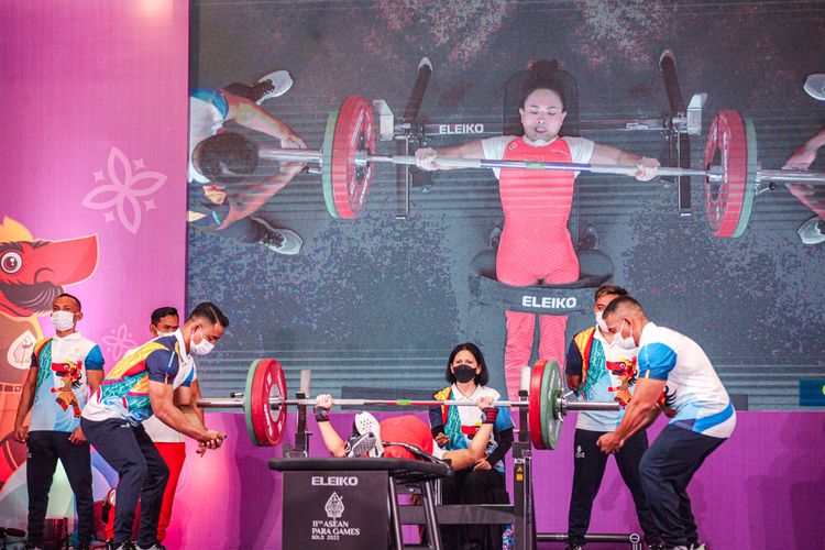 Atlet para angkat besi Indonesia, Ni Nengah Widiasih, mencetak rekor di ajang ASEAN Para Games 2022. Dia berhasil mengangkat angkatan 97 kg di Solo Paragon, Senin (1/8/2022) siang WIB.