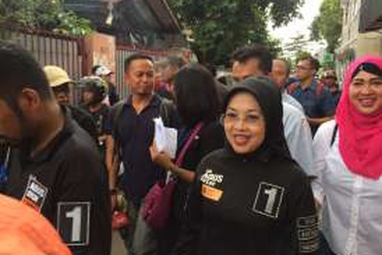Calon wakil gubernur DKI Jakarta, Sylviana Murni saat berkunjung ke RW 06, Kemanggisan, Jakarta Barat, Senin (19/12/2016).