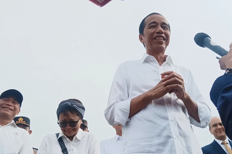 Presiden Joko Widodo saat memberikan keterangan pers di Lanud Halim Perdanakusuma, Jakarta Timur, Rabu (3/4/2024). 