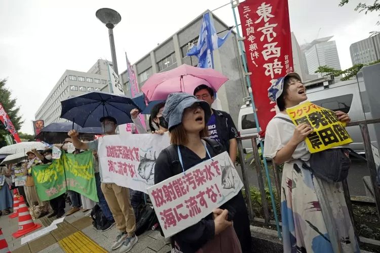 Sejumlah demonstran memprotes rencana pelepasan air olahan radiasi nuklir Fukushima ke laut. 