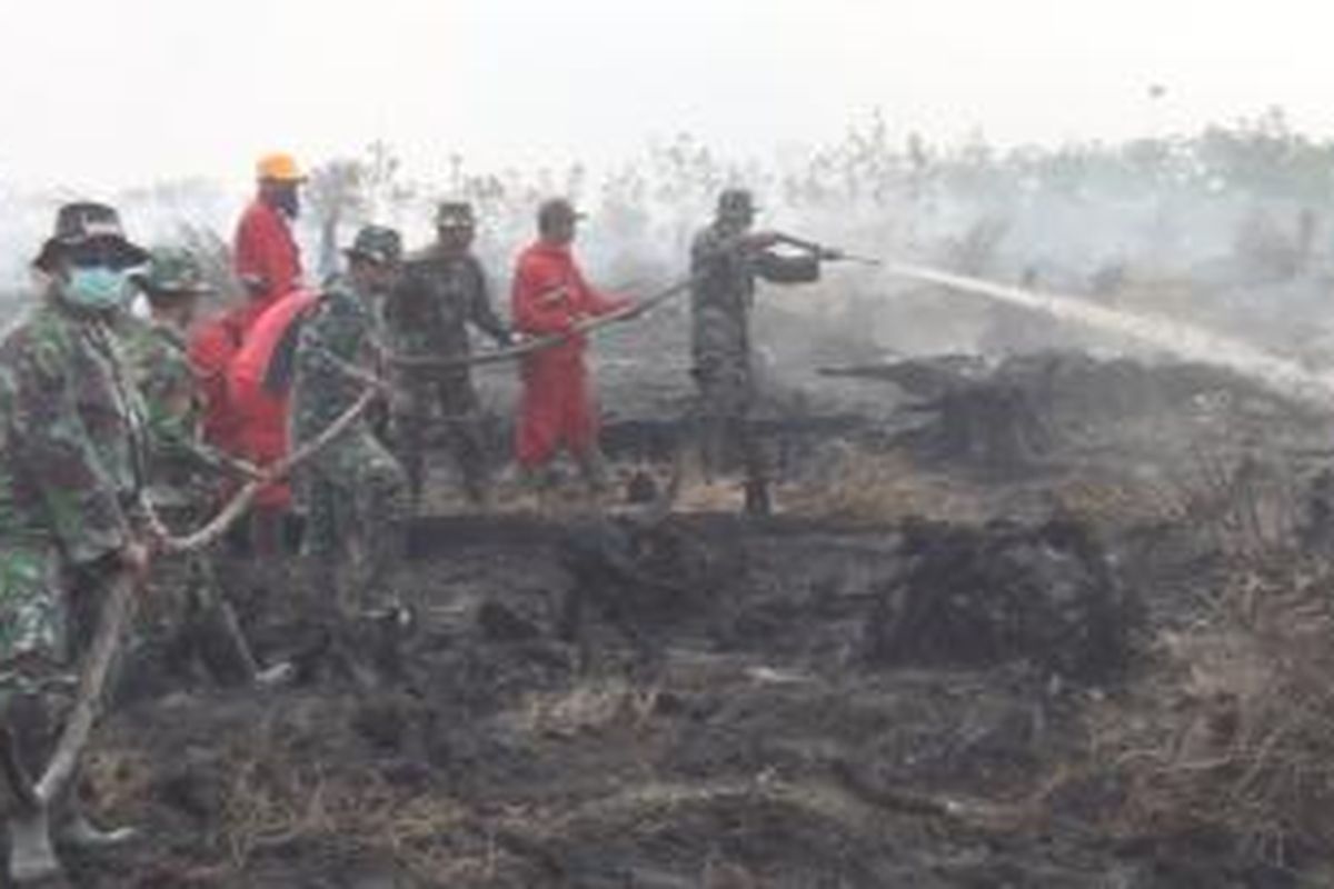 Personel TNI dari Yon Armed 9 Pasopati/Kostrad Jawa Barat mulai bertugas dalam pemadaman kebakaran lahan gambut di Kabupaten Ogan Komering Ilir (OKI), Sumatera Selatan, Sabtu (12/9/2015).
