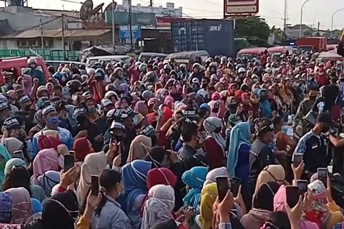 Aksi buruh di jalan Raya Serang Jakarta, Cikande, tepatny didepan PT PWI 